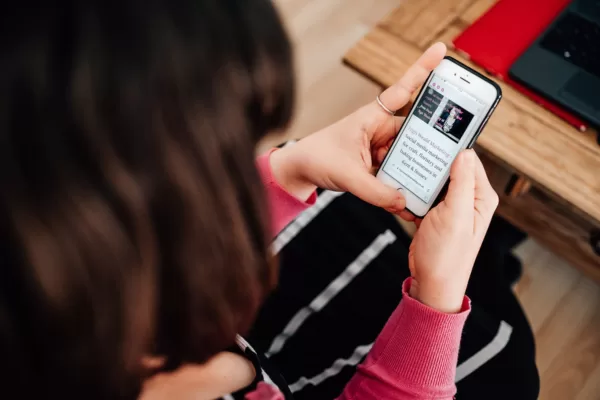 Looking over Steph's shoulder as she is reading her phone